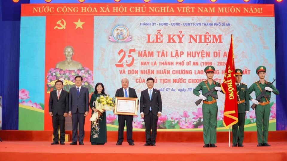 THÀNH PHỐ DĨ AN KỶ NIỆM 25 NĂM TÁI LẬP VÀ VINH DỰ NHẬN HUÂN CHƯƠNG LAO ĐỘNG HẠNG NHẤT
